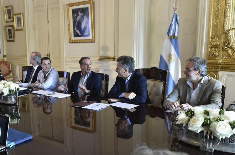 Il presidente argentino Mauricio Macri, al centro, in una riunione dell'esecutivo (foto gov. argentino)