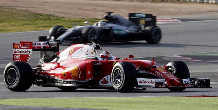 La Ferrari del tedesco Sebastian Vettel e la Mercedes di Nico Rosberg al Circuit de Catalunya(Foto Afp) - AFP