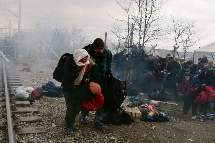Migliaia di migranti bloccati al confine greco. Ue stanzierà 700 milioni di euro