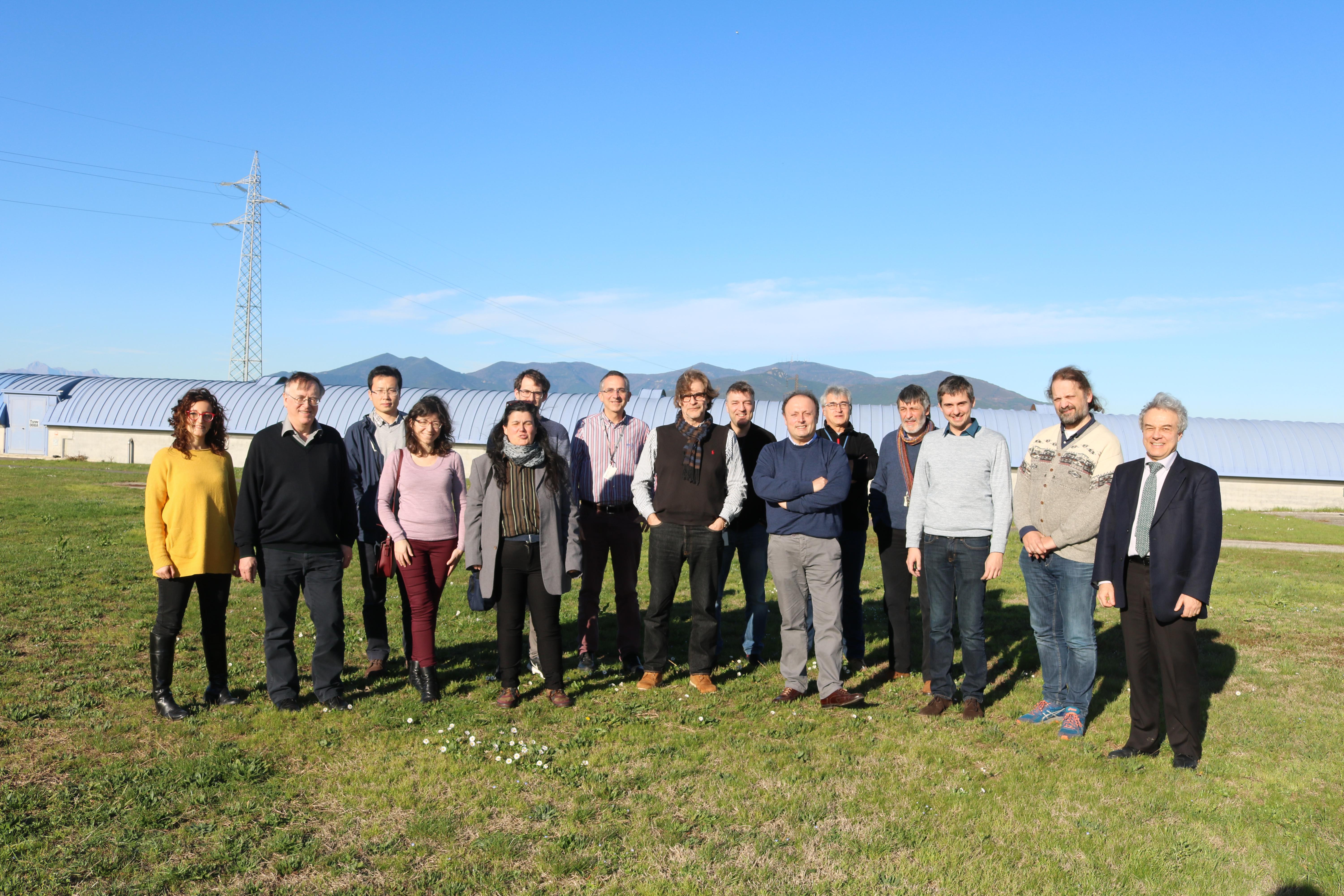 Foto del gruppo di ricerca pisano di VIRGO, con ricercatori del dipartimento di Fisica dell’Università di Pisa e dell’INFN, al laboratorio di Cascina