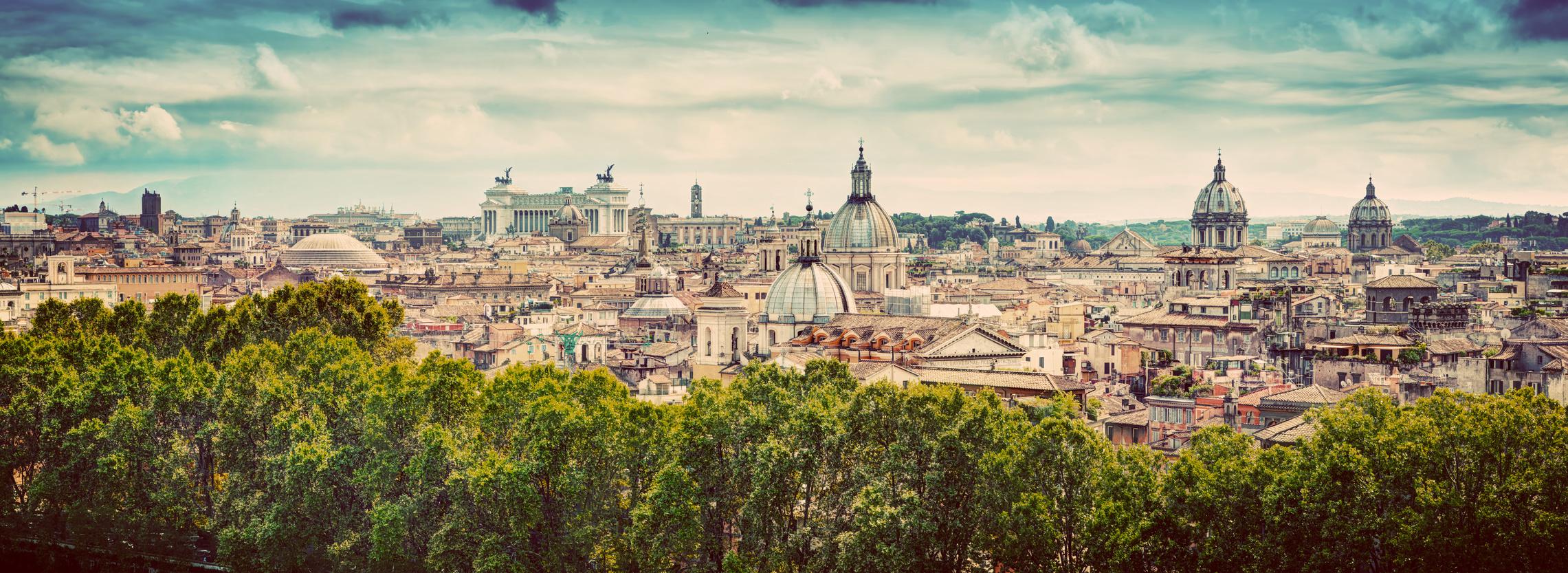 Roma (Fotolia) - Si scrive Roma si legge Amor. Che altro dire? Un week end nella Città Eterna sarà certamente un regalo indimenticabile.