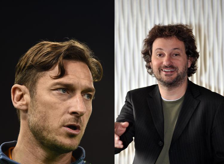 L'attaccante e capitano della Roma, Francesco Totti e il regista e attore Leonardo Pieraccioni  - AFP