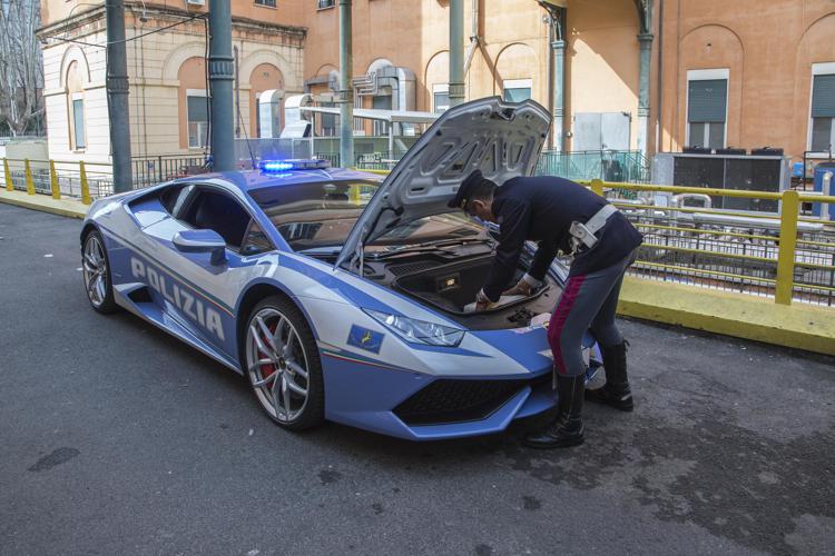 Polizia: trasporti organi, le 'corse per la vita' con le Lamborghini della Stradale