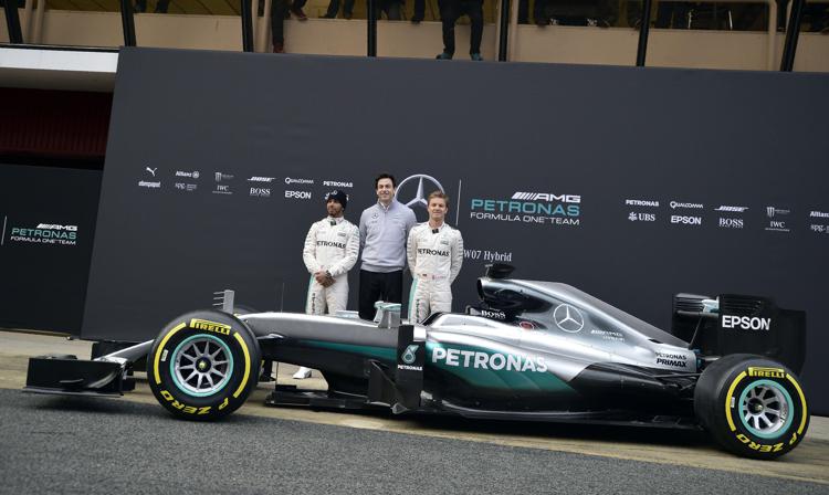 La nuova Mercedes AMG Petronas Formula One W07 Hybrid presentata a Barcellona con i piloti Lewis Hamilton e Nico Rosberg (Foto Afp) - AFP