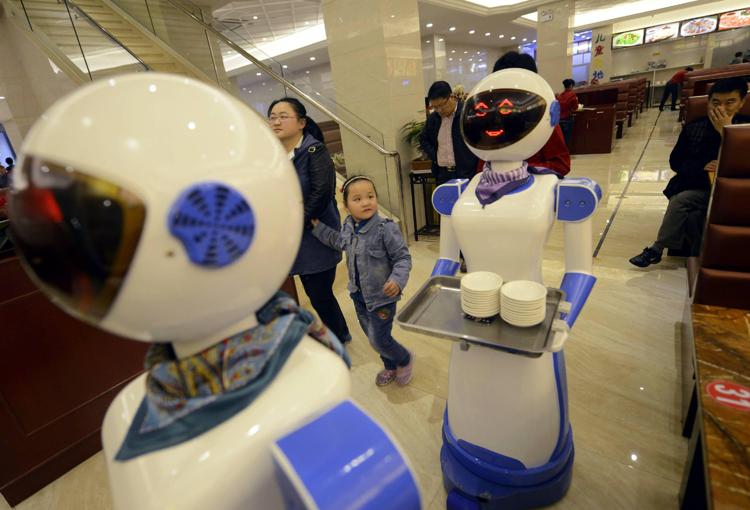Robot badanti in Cina (Foto Fotogramma) - FOTOGRAMMA