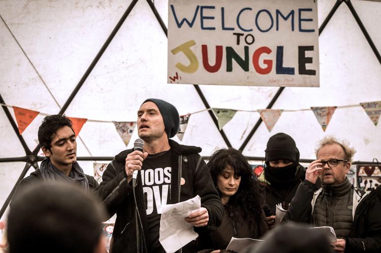Jude Law interviene drante la sua visita al campo di migranti 'Jungle' a Calais (Foto Afp) - AFP