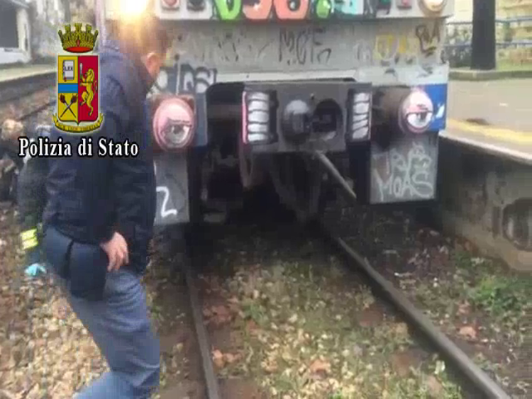 Napoli: si lancia sotto il treno della Cumana, salvato dalla polizia
