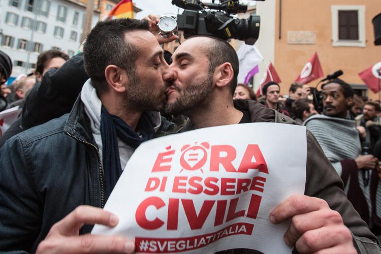 Flash mob in Piazza del Pantheon a Roma per i diritti degli omosessuali e le unioni civili (FOTOGRAMMA) - (FOTOGRAMMA)