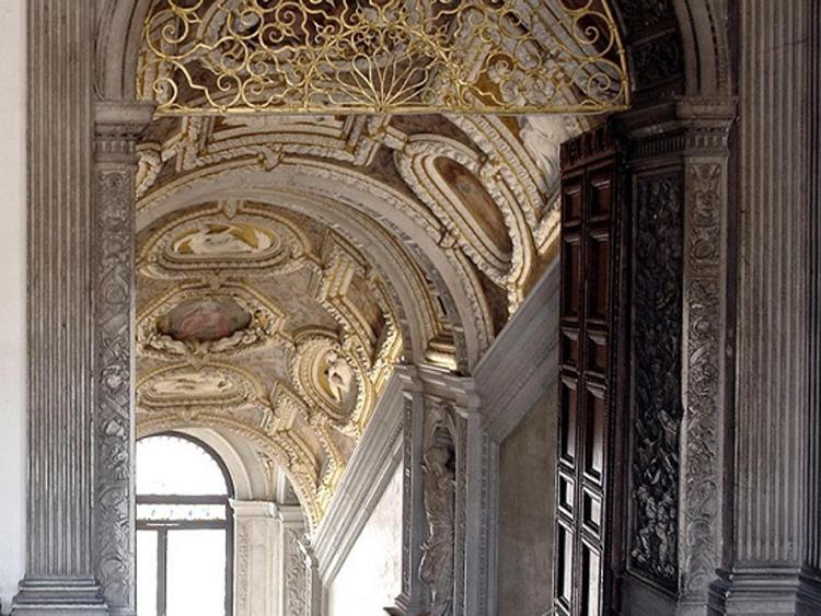 Uno dei due portali di Palazzo Ducale situato alla sommità della Scala d'Oro