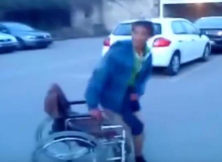 'Alzati e cammina', beccato il truffatore in sedia a rotelle /Video