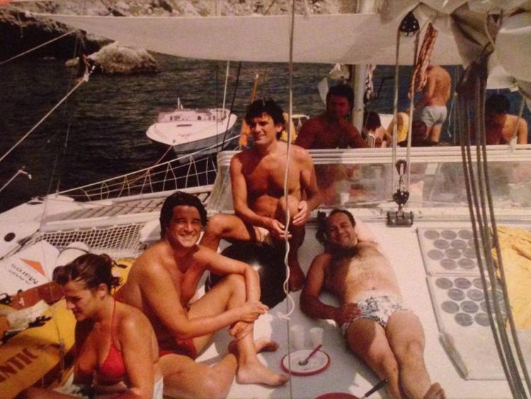 La foto pubblicata su Facebook da Carlo Verdone che lo ritrae in barca con i colleghi e amici Christian De Sica e Massimo Troisi