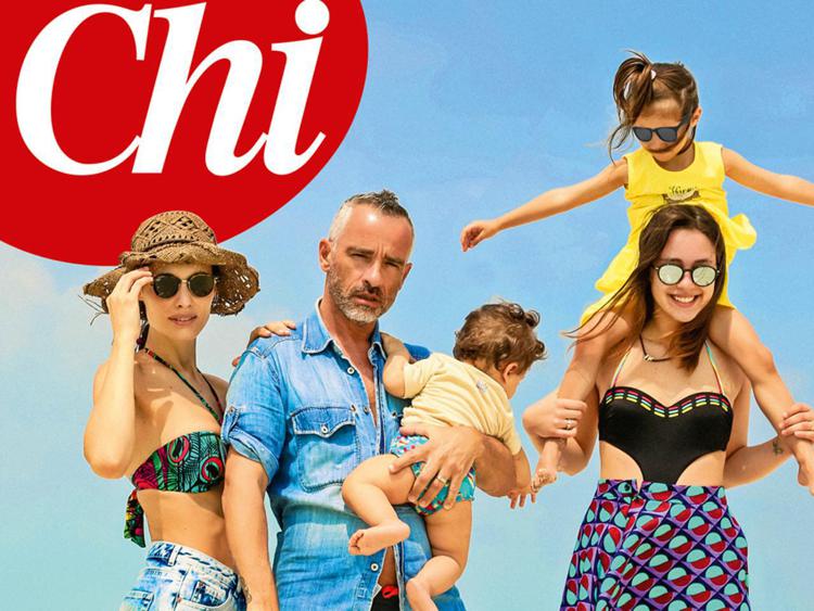 Eros Ramazzotti con la famiglia al completo sulla cover di 'Chi'