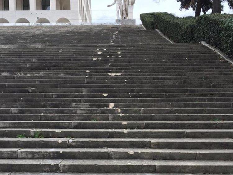 Vandali in azione a Roma: distrutta la scalinata del Palazzo della Civiltà