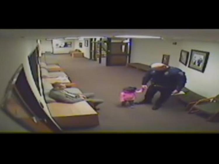Il padre ha un'udienza, poliziotto si improvvisa babysitter e commuove il web /Video