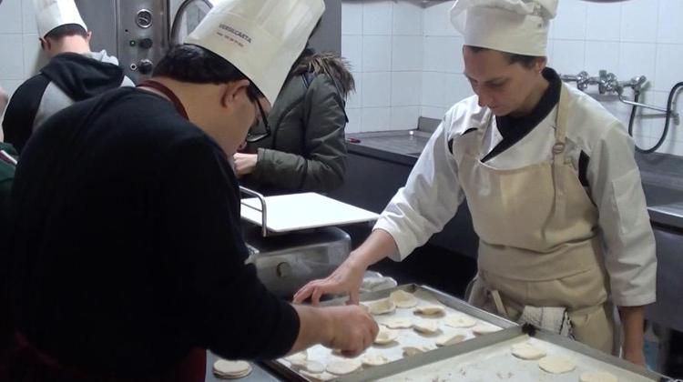 Disabili: in Versilia ragazzi down imparano a fare pane e dolci