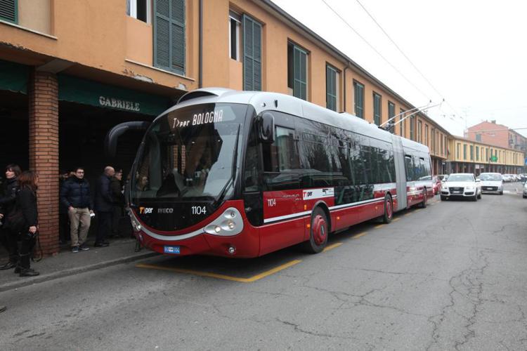 Bologna, in strada i primi 3 filobus Crealis: 49 entro fine anno