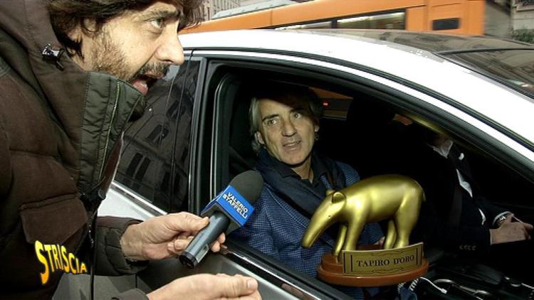 Mancini e il dito medio ai tifosi: 