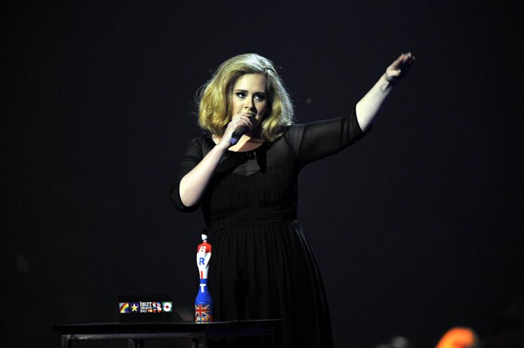 Adele premiata per il miglior album dell'anno nel 2012 ai British Music Awards (Fotogramma) 