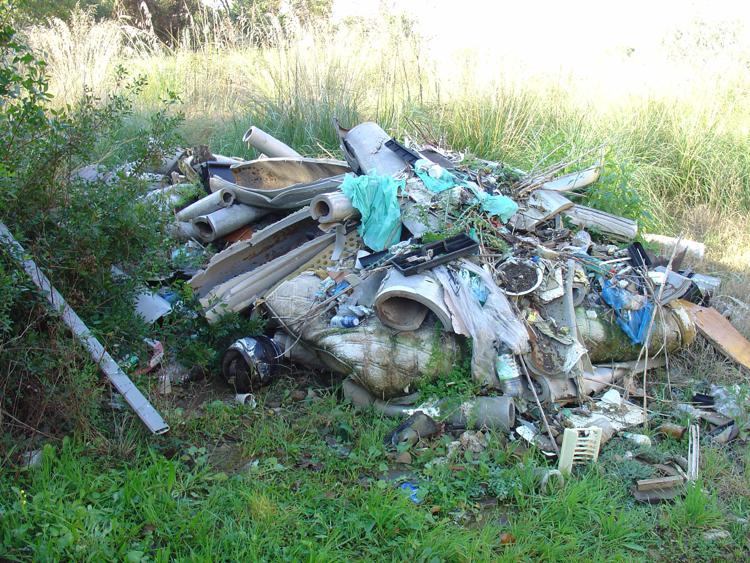 Latina: rifiuti speciali su due aree dei Giardini di Ninfa, sequestrate