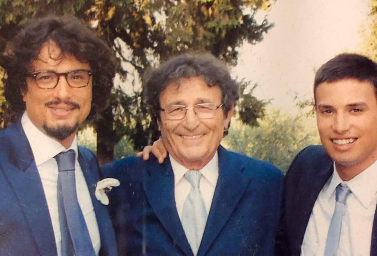 Alessandro Borgese con il padre Luigi e il fratello Massimiliano nel giorno delle nozze (fonte Facebook /Alessandro Borgese)