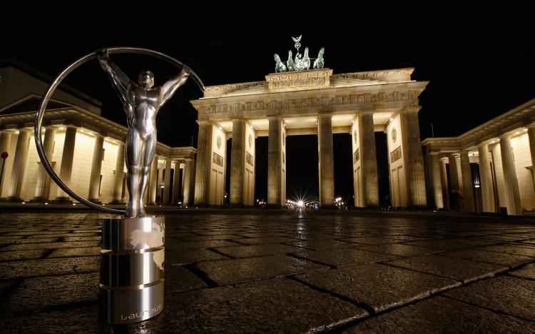 Il Laureus Trophy di fronte alla Porta di Brandenburgo a Berlino  - Getty Images For Laureus