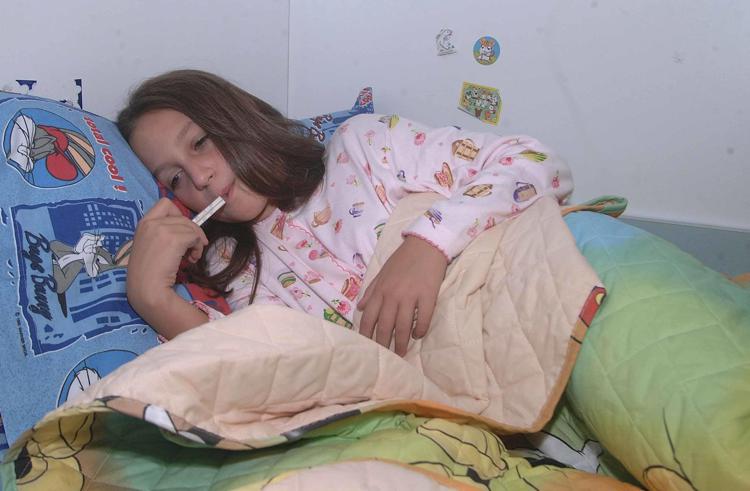 Bambina con raffreddore influenza stagionale a letto prova la febbre  - FOTOGRAMMA