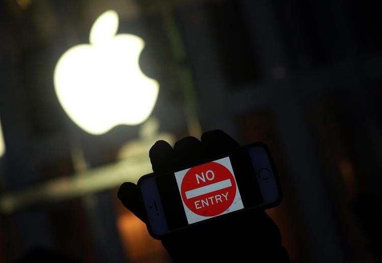 Una protesta antigovernativa a New York contro l'accesso all'iPhone (Foto Afp) - AFP