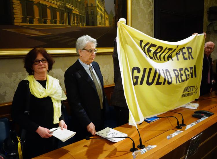 Luigi Manconi accanto a Paola, madre di Giulio Regeni ad una conferenza stampa al Senato. (foto Adnkronos) 