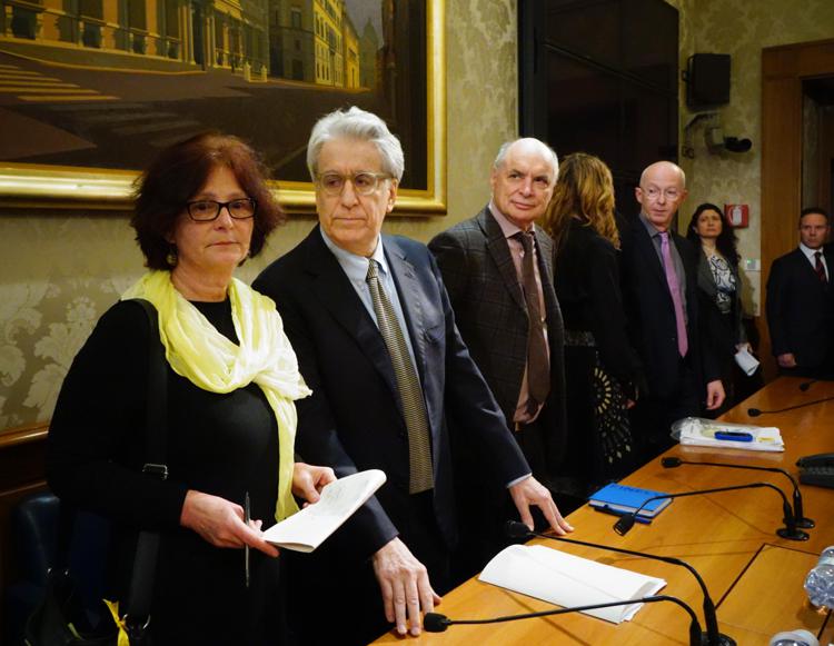 Luigi Manconi insieme ai genitori di Giulio Regeni nel corso della conferenza stampa del 29 marzo al Senato. (foto Adnkronos)