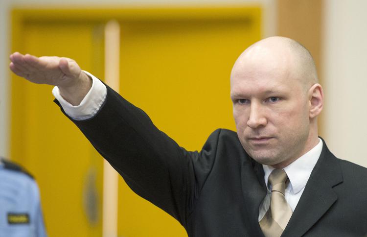 Anders Behring Breivik fa il saluto nazista in aula (Foto Afp) - AFP