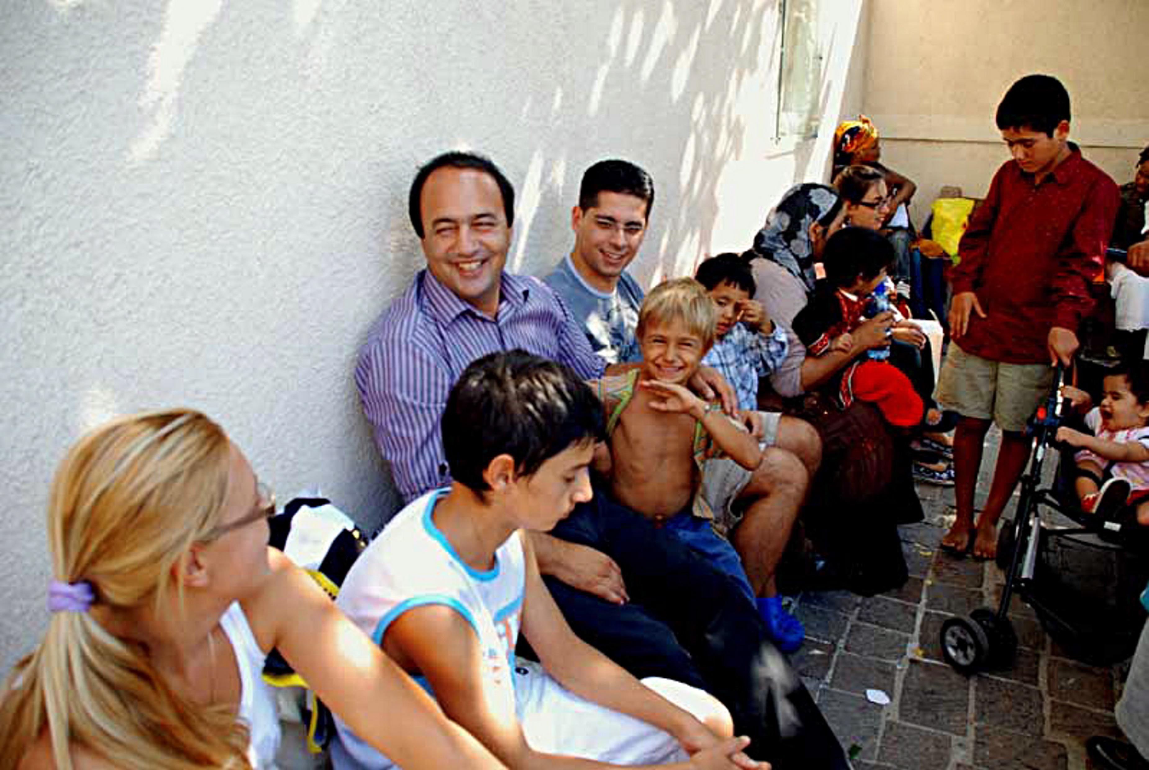 Domenico Lucano tra gli immigrati che vivono a Riace (Fotogramma)
