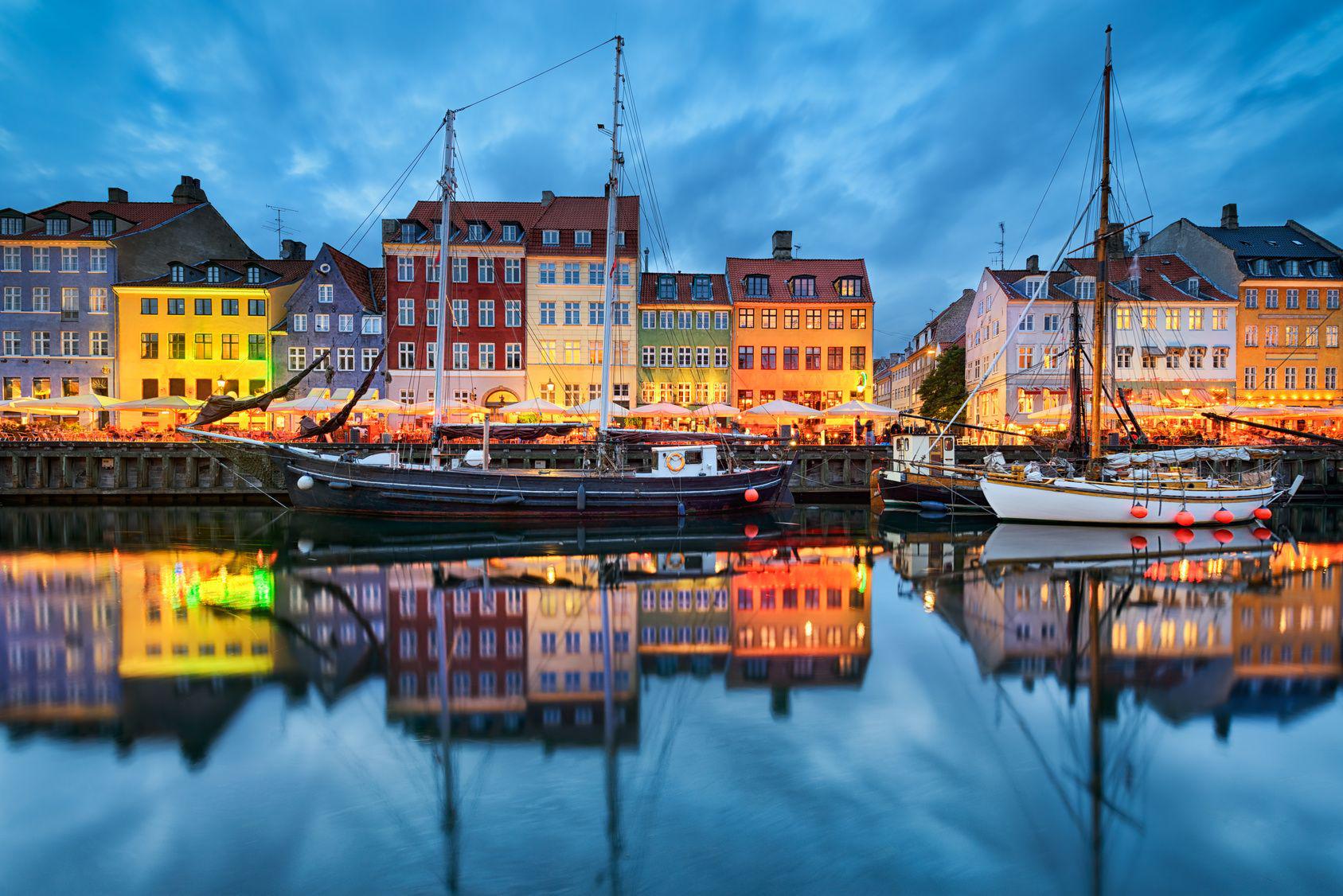 Copenaghen – Nyhavn, il porto, è uno dei punti centrali del turismo cittadino. Da qui partono le imbarcazioni che permettono la visita della città attraversandone i numerosi canali. Lo storico porto di Copenaghen ospita numerosi locali. Mapics - Fotolia