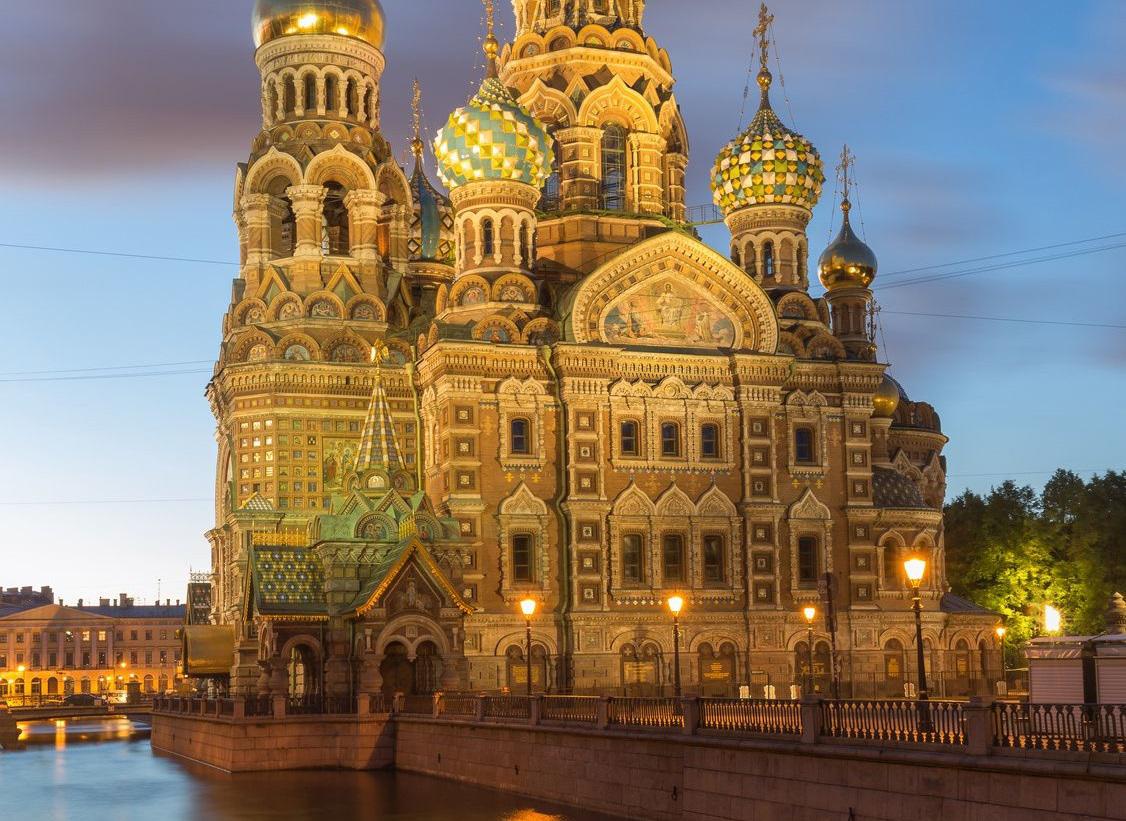 San Pietroburgo – La Chiesa del Sangue versato, costruita in memoria dello zar Alessandro II, con le sue molteplici cupole è uno dei simboli più riconoscibili di San Pietroburgo insieme al Museo dell’Ermitage. anujakjaimook - Fotolia
