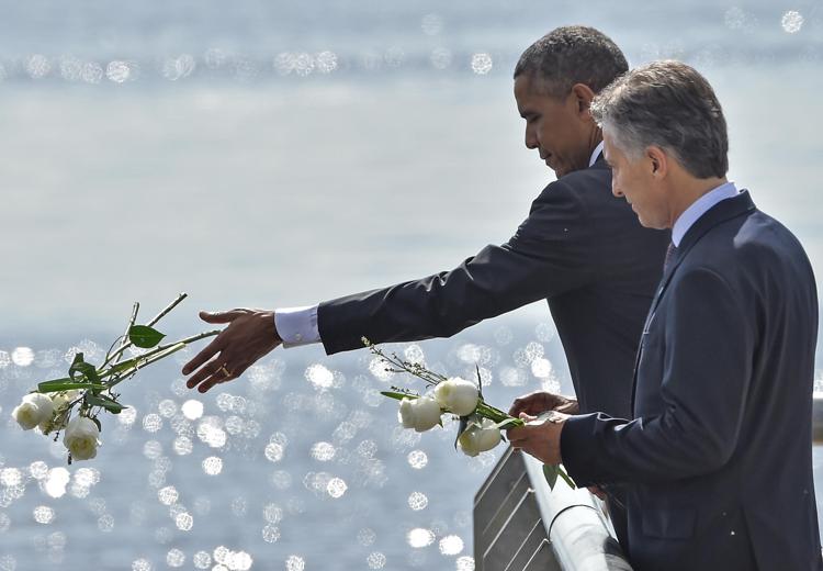 Barack Obama e Mauricio Macri rendono omaggio alle vittime della dittatura militare argentina. (foto Afp)