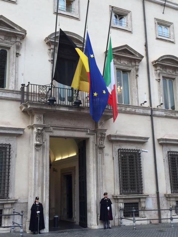 Belgio: bandiere a mezz'asta sulla facciata di P.Chigi