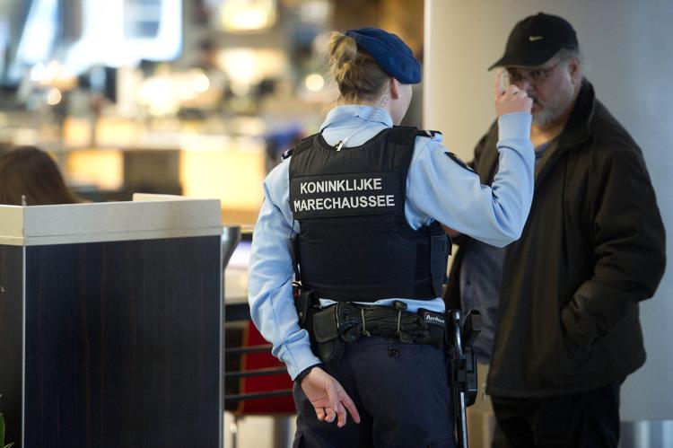 Controlli della polizia allo Schiphol Airport di Amsterdam (AFP) - (AFP)