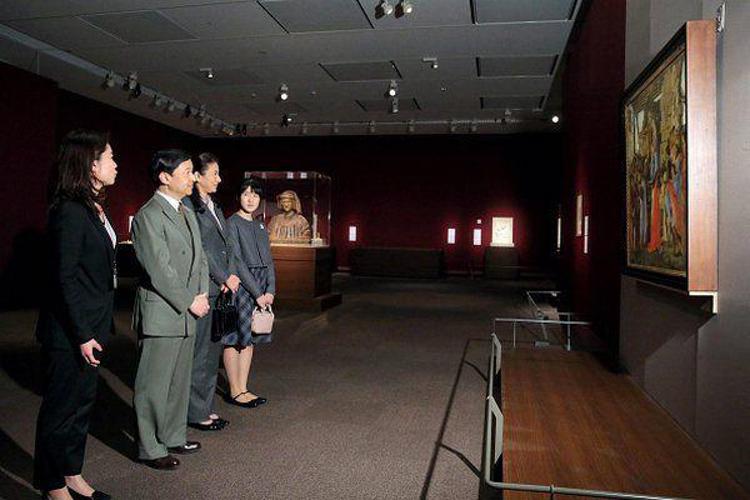 Il principe ereditario Naruhito, la consorte Masako e la figlia Aiko alla mostra su Botticelli a Tokyo