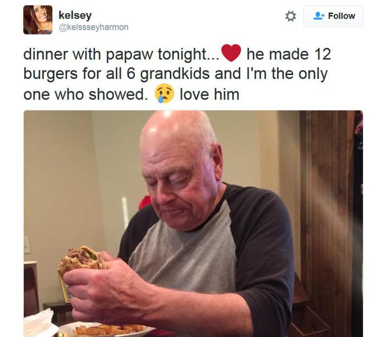 Il nonno a cena snobbato dai nipoti, la foto fa piangere Twitter