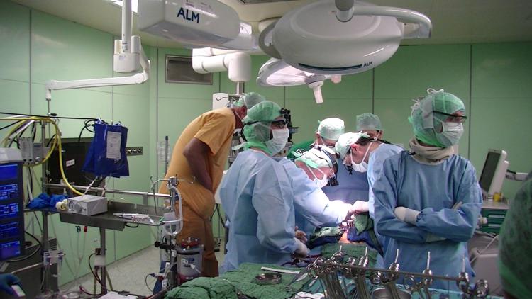 Gianluca Polvani e Shigeyuki Ozaki in sala operatoria (Monzino Milano)