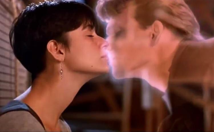 La celebre scena del bacio finale tra Molly e Sam in 'Ghost' (Youtube /dex2oo8)