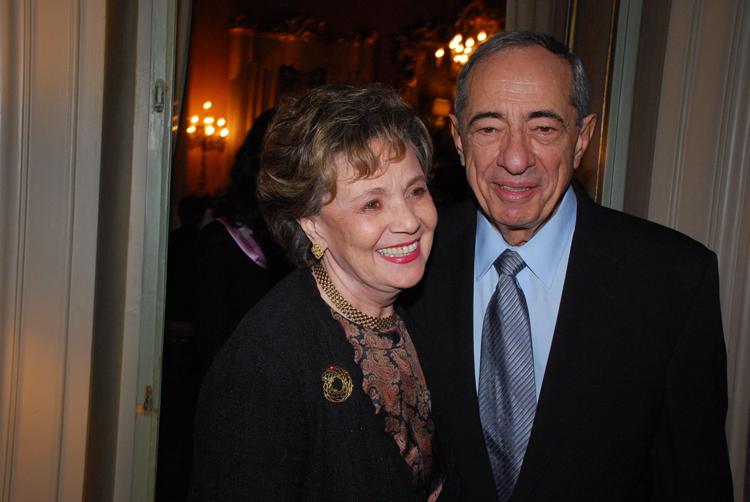 Mario Cuomo e la moglie Matilda nel 2011 (Fotogramma)