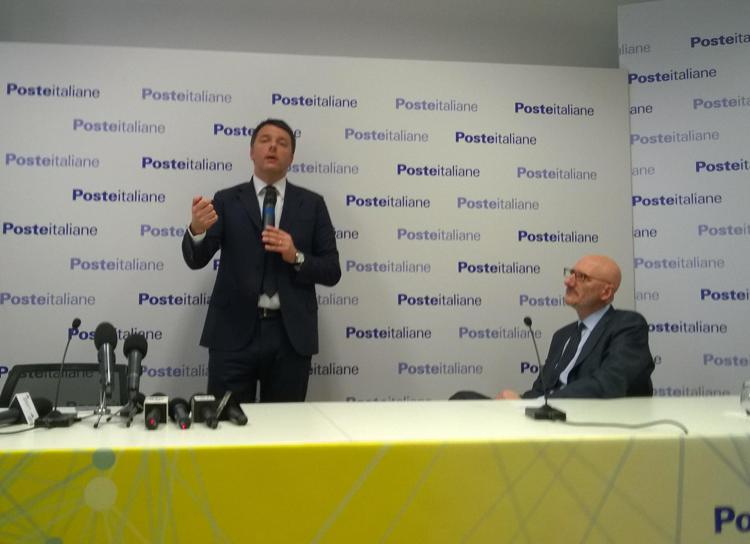Il presidente del Consiglio, Matteo Renzi con l'ad di Poste, Francesco Caio (foto AdnKronos) 