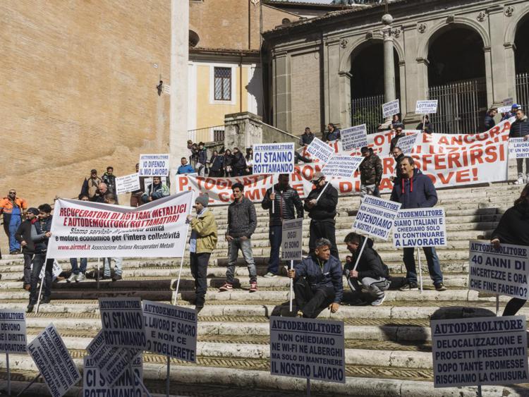 Rifiuti: recuperatori di metalli in piazza, al via confronto con Comune di Roma
