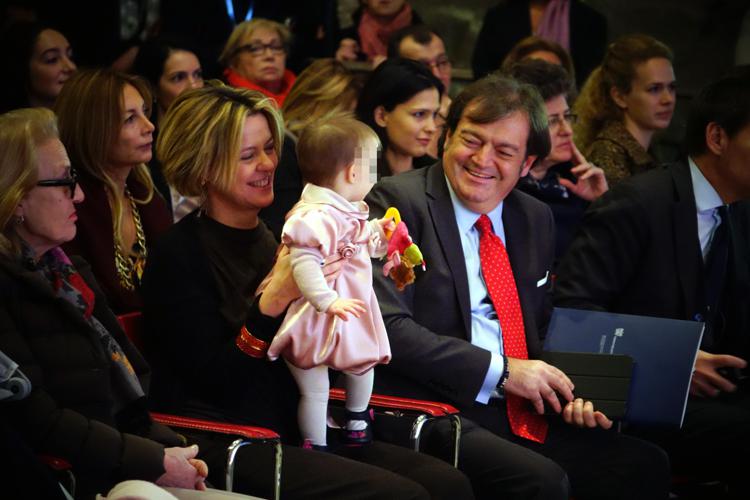 Il ministro della salute Beatrice Lorenzin con la figlia e Massimo Scaccabarozzi (Farmindustria) (Foto Adnkronos)