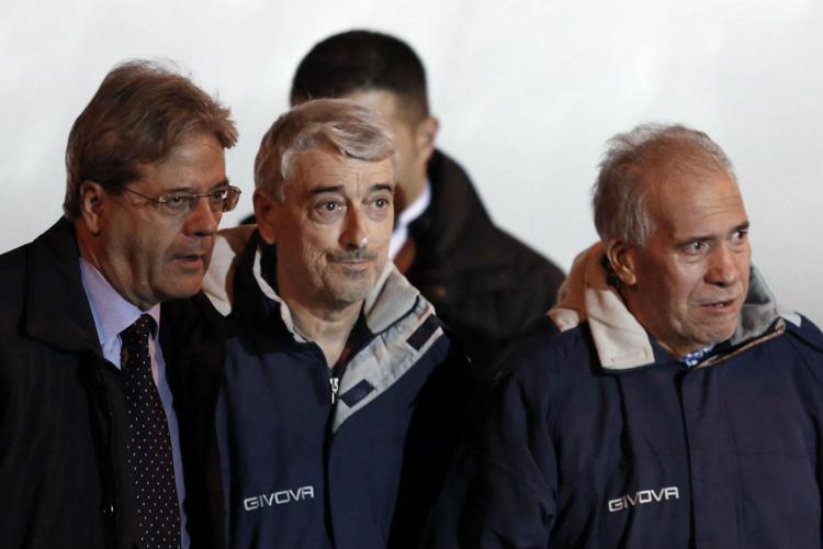 Gino Pollicardo e Filippo Calcagno al loro arrivo a Ciampino, con in ministro degli Esteri Paolo Gentiloni (Afp) - AFP