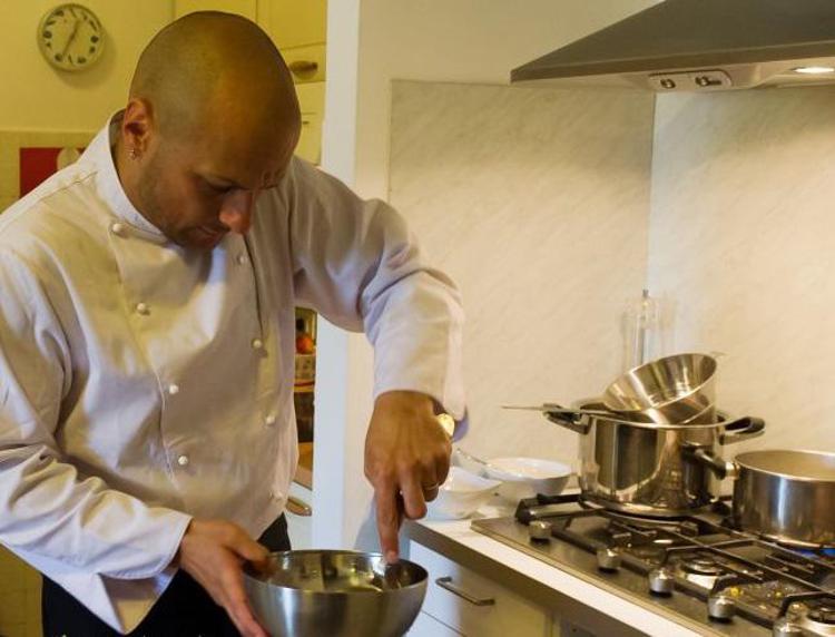 Infortuni: lo chef, disciplina e regole 'ricetta' per prevenirli in cucina