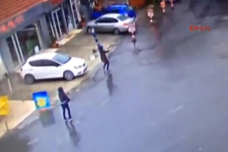 Istanbul, due donne sparano e lanciano bombe a mano contro stazione di polizia: uccise /Video