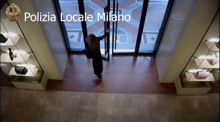 Milano, fa shopping per 59mila dollari con carte clonate: arrestata