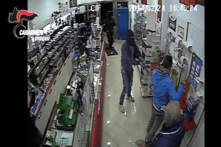 Brindisi: rapine a banche e supermarket, cinque arresti