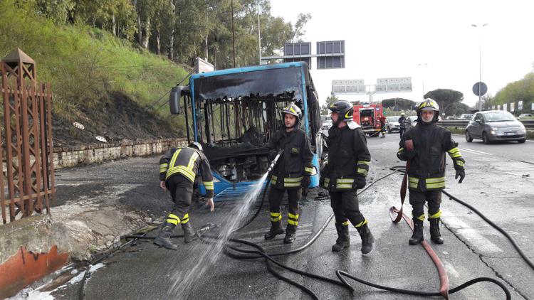 Roma: bus in fiamme su via Cristoforo Colombo